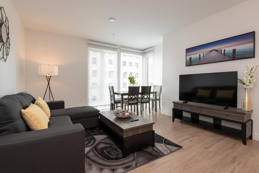 Comfy With Pool & Hot Tub In Downtown La' Apartment Los Angeles